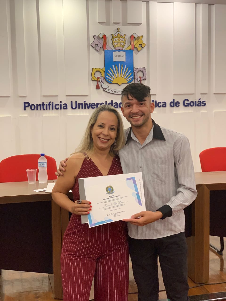 CRF-GO | Conselheira do CRF-GO entrega certificado de honra ao mérito