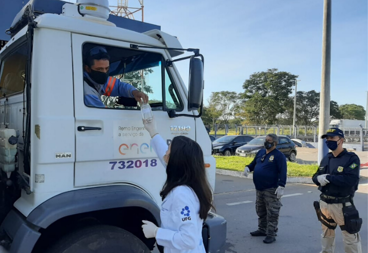 CRF-GO | UFG e PRF distribuem álcool glicerinado para caminhoneiros e motoristas