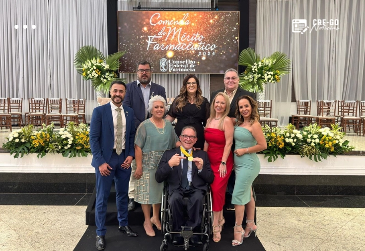 CRF-GO | Evandro Tokarski recebe Comenda do Mérito Farmacêutico em Brasília